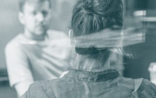 zwei Personen die sich in einem Gespräch befinden