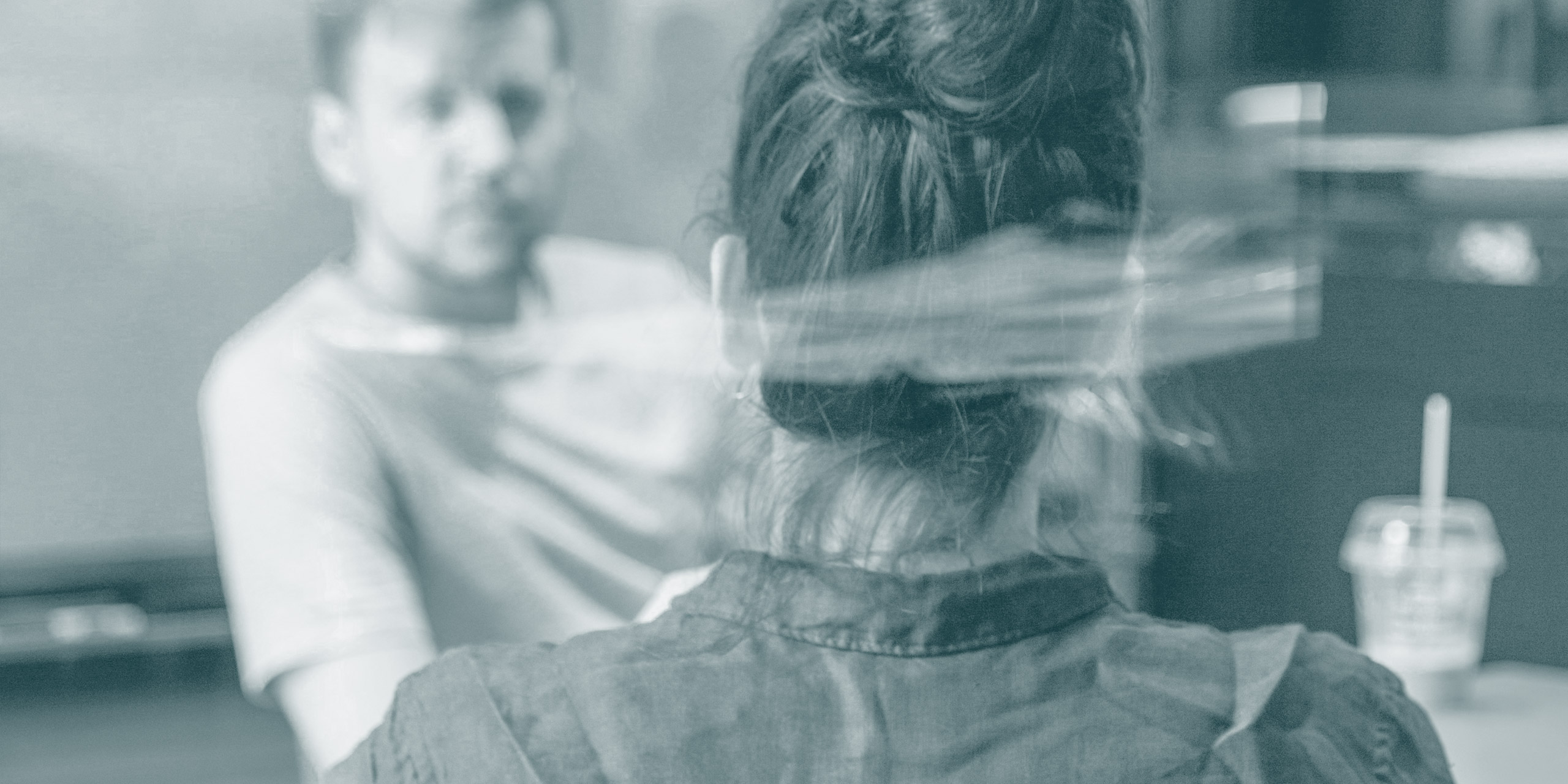 zwei Personen die sich in einem Gespräch befinden